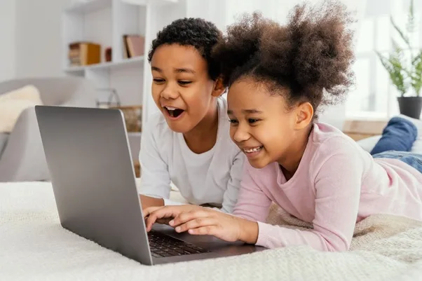 crianças se divertindo no computador